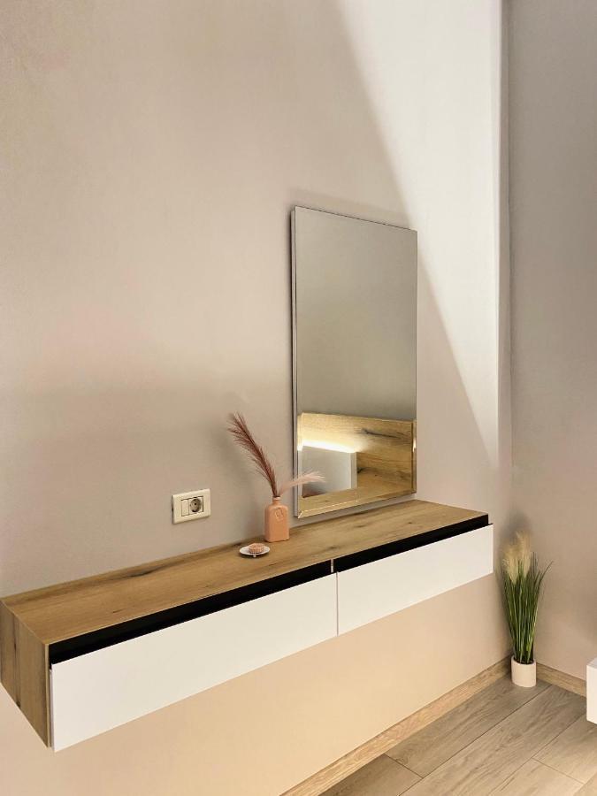 Newly Renovated One Bedroom Apartment In Tirana Exterior photo